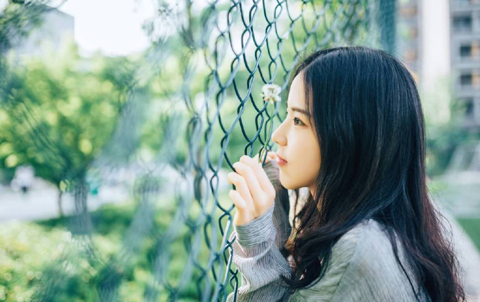 “在你带来书信之前，军师已经暗中命人将你的事情告诉我。”陈到沉声道：“你究竟是何人？”